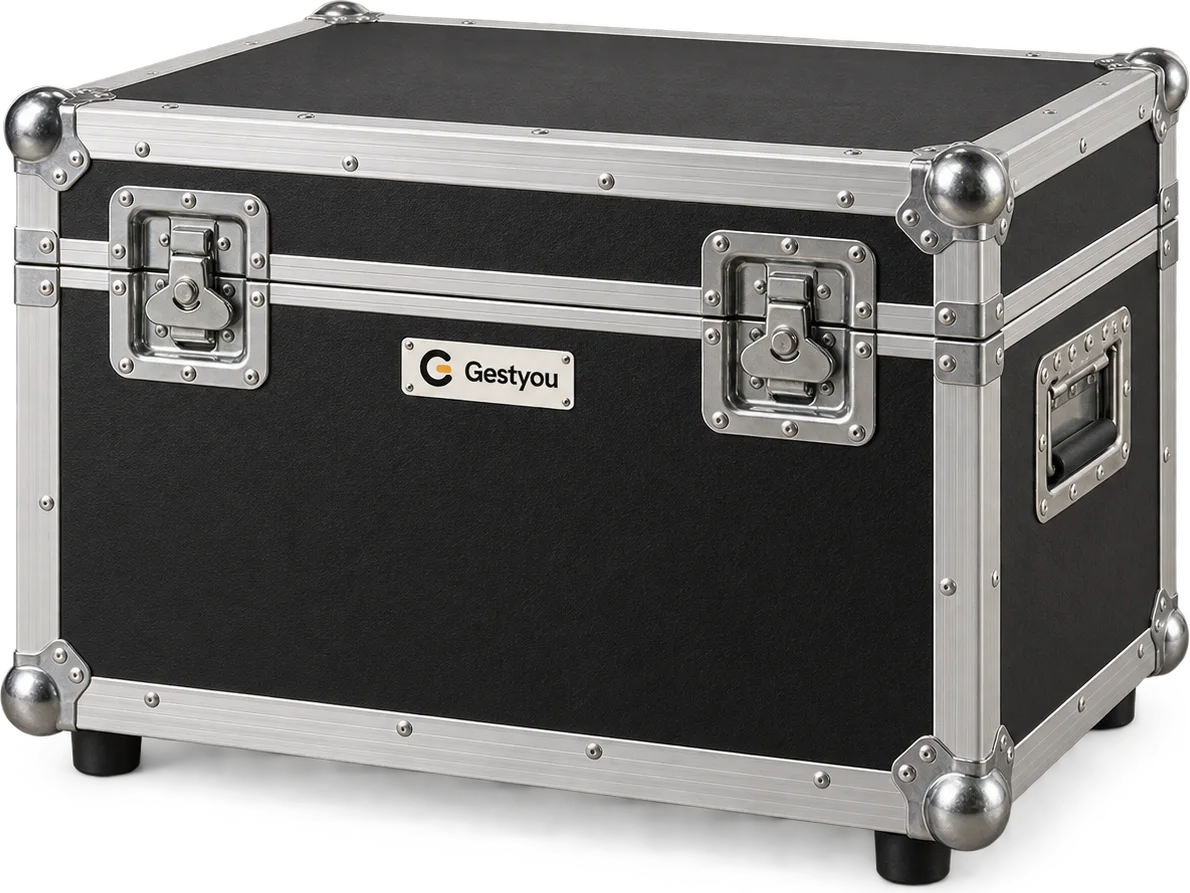 Un flight case negro con la placa de Gestyou